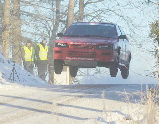 Tommi Luostarinen ja Mikko Selkee ajoivat voittoon Seurahuone-rallin lisäluokkien yleiskilpailussa. Eroa kakkoseen Korhosen Seppoon tuli minuutti ja viisi sekuntia.