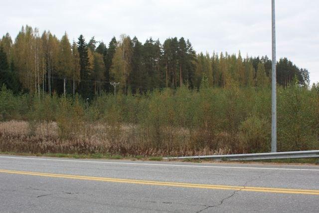 2. Tutkimusalueen kuvaus ja alueen tutkimushistoria 7 Kirrin muinaisjäännösalue sijaitsee Jyväskylän rautatieasemasta noin 7,5 km pohjoiseen valtatien 4 (Nelostie) ja Puuppolantien risteyksen