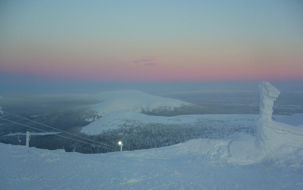 YLLÄS KAIVOSALUE jo k i TEOLLISUUSALUE Äk äs 0 5 km Kuva 10-1-2. Ounasselän tunturijono nähtynä Ylläksen huipulta pohjoiseen päin. 10.1.1 Maiseman ominaispiirteet Valtakunnallisessa maisemamaakuntajaossa hankealue sijoittuu Länsi-Lapin tunturiseudun eteläosaan.