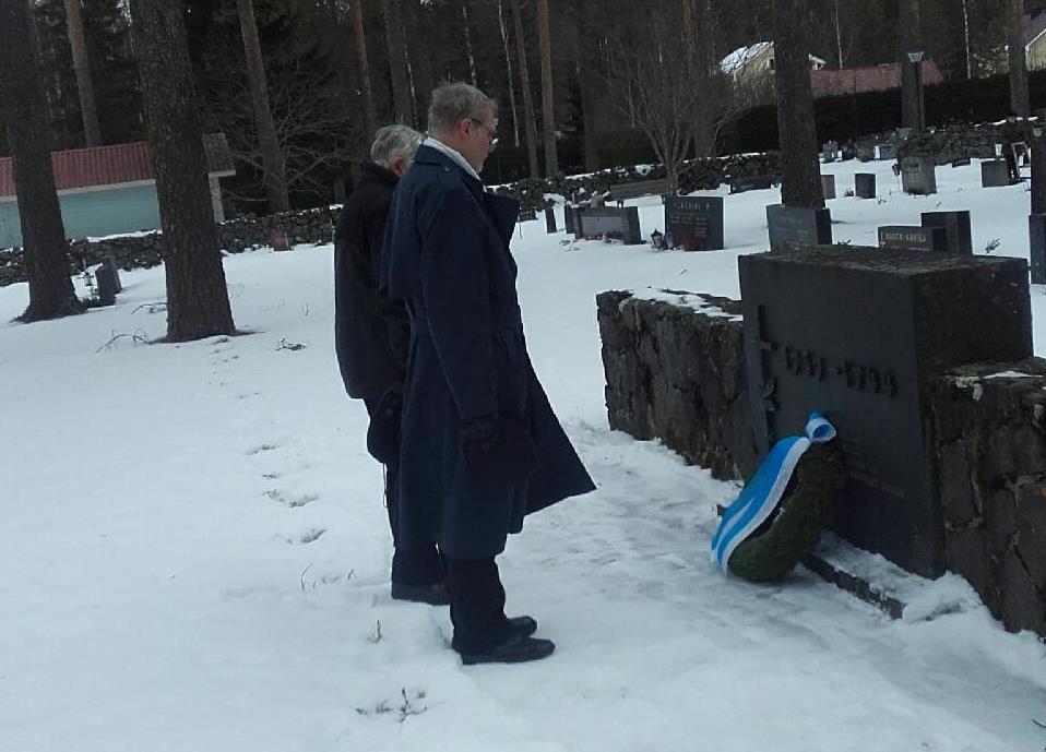 Seppeleenlasku Killinkosken sankarihaudalla Talvisodan päättymispäivänä Kuva Pentti Vaara SOTAVETERAANIMUSEO Toimintakertomus ajalta 01.06-15.08.2016 Kävijöiden määrä oli edellisvuosien tasolla.