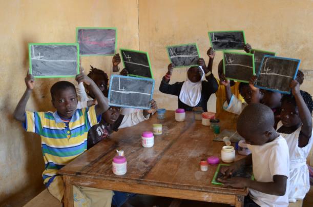 Kummiohjelmassa on mukana lapsia eri puolilta Senegalia, yhteensä 13 seurakunnan alueelta. Kummituki kattaa koulunkäyntiin liittyvät kulut ja koulukyydin, jos lapsi asuu kaukana koulusta.