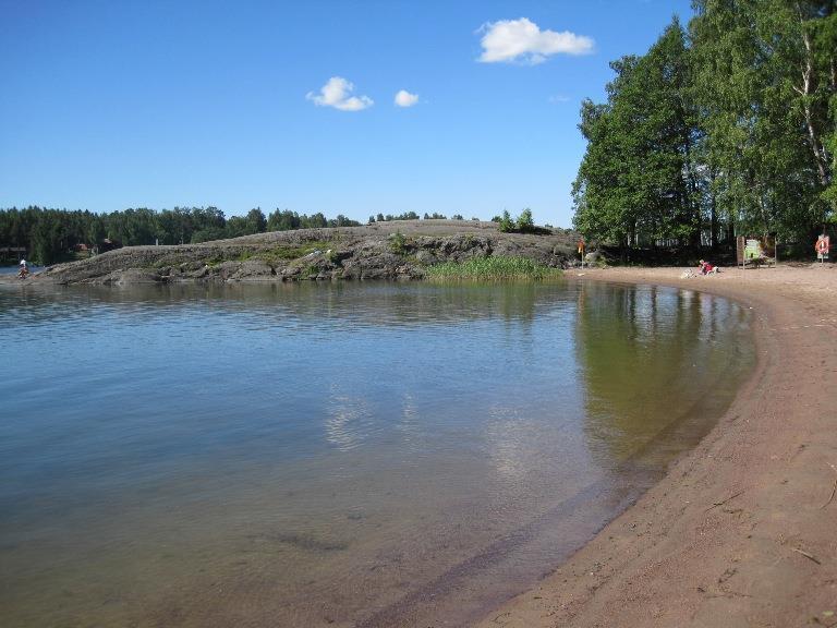 6 Marjaniemen uimarannan läntinen poukama. Kuvan vasemmassa reunassa näkyvät kalliot, joihin ranta rajoittuu lännessä. 3. UIMARANNAN KUVAUS 3.1 Vesityyppi Meri 3.