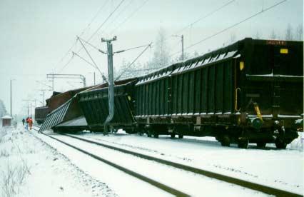 The lifting work has already been started. Kuva 3. Kolmen tavaravaunun suistuminen kiskoilta Rauhassa 26.1.2001.