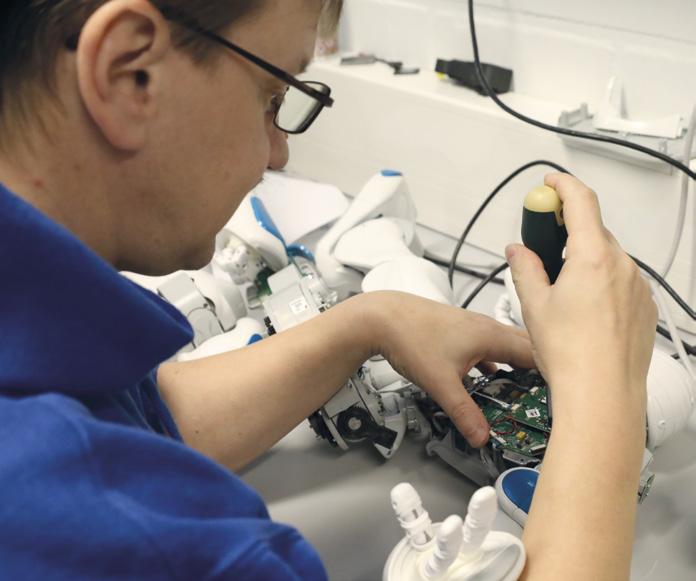 Elektronikka-asentaja Elektroniikka-asentaja tekee tuotanto-, asennus-, huolto- ja kunnossapitotehtäviä toimien työ-, sähkötyö- ja sähköturvallisuusmääräysten sekä salassapitomääräysten mukaisesti.