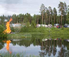 Helatorstaina askarreltiin erilaisia ruukkuja. Näkymä nosturista avajaistreffeillä. Amazing Aurajoki sup tapahtuman avajaiset keräsi innokkaita kokeilijoita Krapurantaan. KESKIVIIKKO 2.8. KLO 21 23.