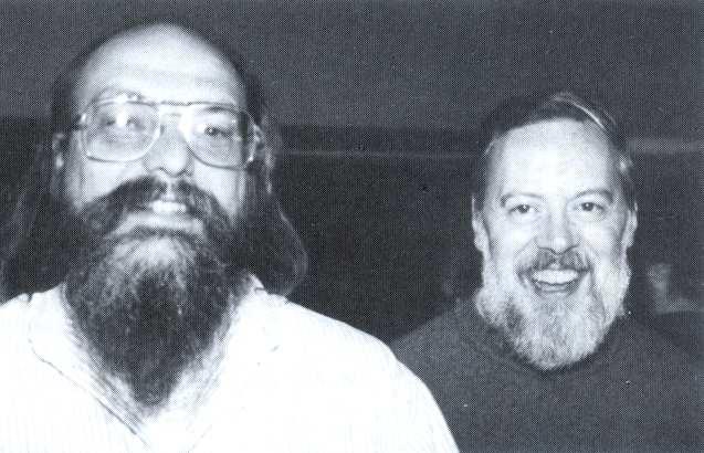 2 Kuva 1: Ken Thompson (vas.) ja Dennis Ritchie, voimakaksikko Unixin takana. [Sal95] 2.2 Space Travel -peli Bell Labsin käyttöjärjestelmätutkimuksen tulevaisuus näytti siis synkältä.