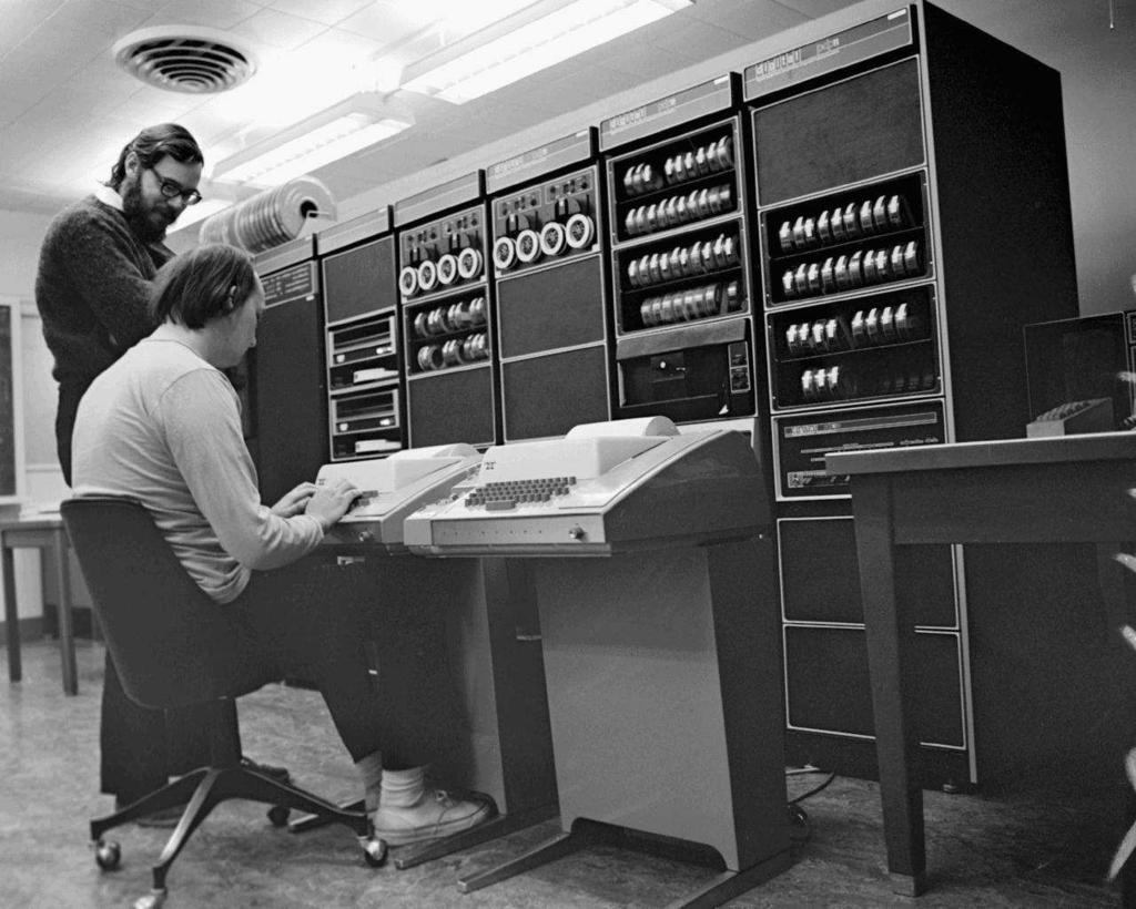 4 3.1 PDP-11: ensimmäinen kunnon Unix-kone Kun Unixin kehityksessä nyt oli päästy vauhtiin, alkoivat kuitenkin jo vanhan PDP- 7:n rajoitukset tulla vastaan: tarvittiin ehdottomasti uutta laitteistoa