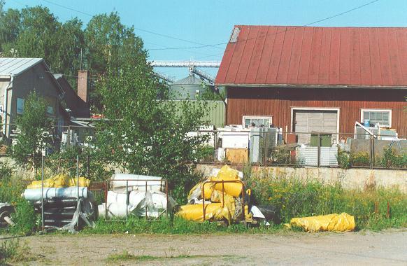 Varastokadun puoleista betonista entistä toimistorakennusta on vuonna 1962 levennetty ja vuonna 1978 remontoitu sisältä ja nykyisin rakennuksessa on myymälä. Tontilla toiminut mm.