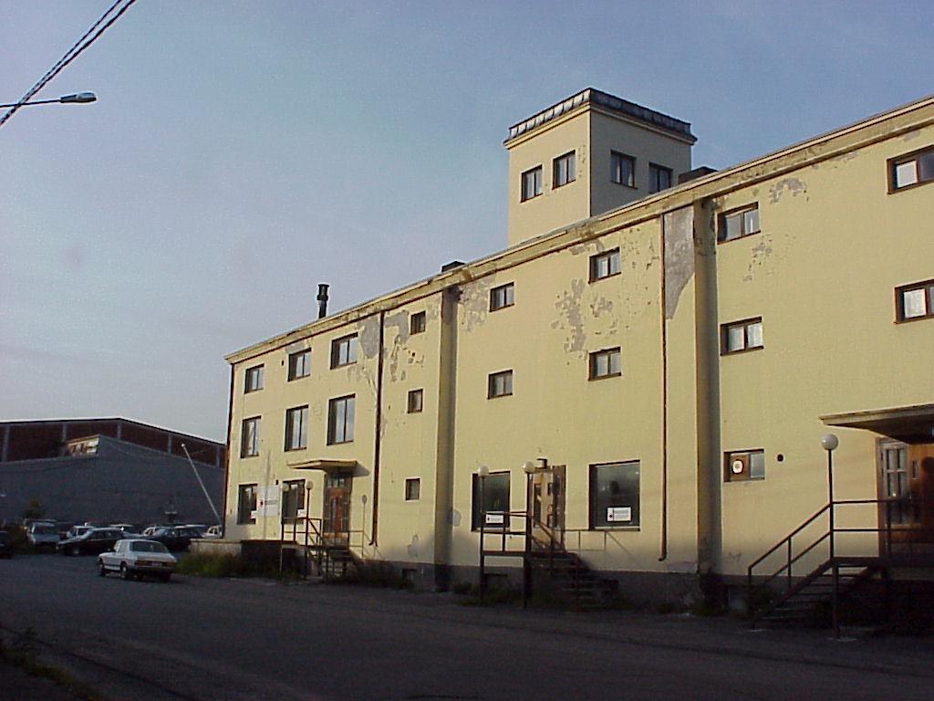 Rakennusinventointi 24 Monialayrittäjä Aino Lindeman aloitti panimomaltaiden valmistuksen Klemettilässä jo vuosisadan vaihteessa. Tontille rakennettiin mallasvarasto ja tehdas v. 1903.