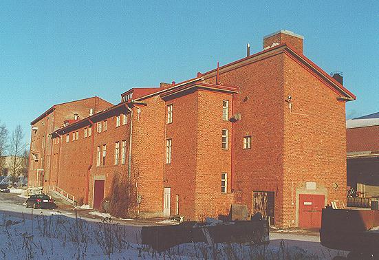 Rakennus on ulkoasultaan säilynyt muutamia oviaukotuksia lukuunottamatta alkuperäisessä asussaan.