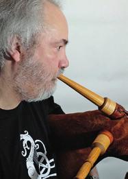 sovituksia ja onpa välillä soitossa myös mukana ruotsalaisen säkkipillin arkaainen borduna melodiaa tukemassa.