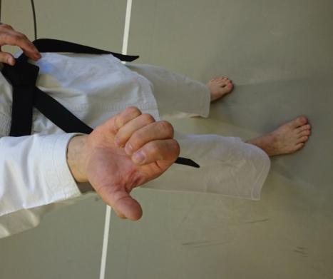 Budoseura Heiwa ry Aloittajan opas (2017/b) s.10 Käden asemat Nyrkki (SEIKEN) Oiken tehty nyrkki rullataan kukin sormi erikseen ei siis kaikkia sormia yhdessä rullaten, kuin rullatorttua kääriessä.