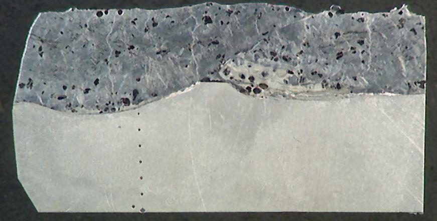 42 (104) Impoweld-W 100 -levyn hieestä otetussa kuvassa näkyy useita pieniä halkeamia ja hyvin pieniä huokosia (kuva 26). Hieen keskellä näkyy selkeästi hitsipalojen raja.
