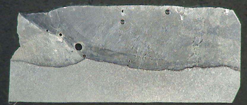 44 (104) Ultraplate 4000 -levyn hieestä otetussa kuvassa näkyy vasemmassa reunassa hitsipalon raja (kuva 30). Hitsissä on myös pieniä halkeamia ja muutamia erikokoisia huokosia ja sulkeumia.