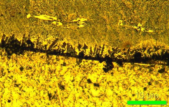 Kuvassa alla nähdään tämän koekappaleen kovahitsin mikrorakenne (kuva 50). Keltaiset heksagonaliset kuviot kuvassa ovat kromikarbideja.