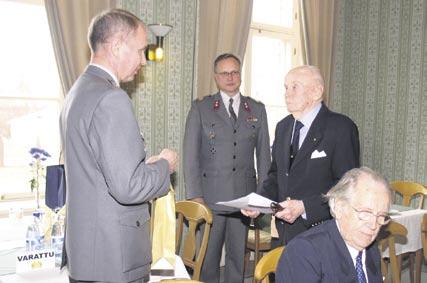 7 Raappanan puukot tehdään alusta loppuun käsityönä. Puukkojen teko-ohjeen on allekirjoittanut kunniapuheenjohtaja kenrl. Erkki Setälä.