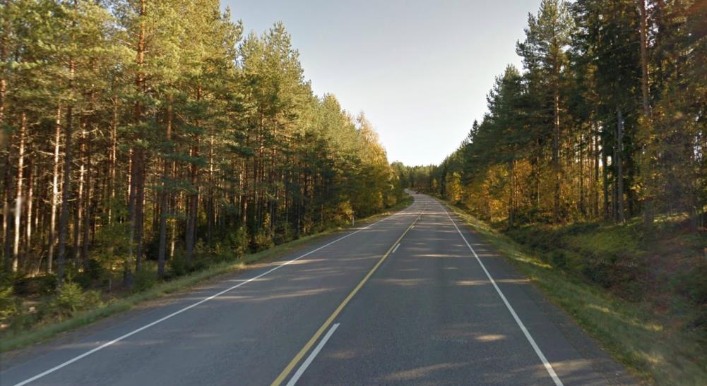 Käveleminen onnistuu paikoitellen, mutta pyöräily on haasteellista tilanpuutteen takia. (Paikkatietoikkuna 2012.) Kuva 4. Yleiskuva Karkkilantiestä 4.
