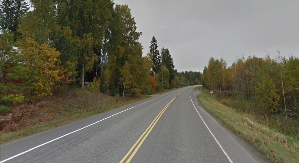 Kuva 7. Yleisnäkymä Sajatiellä Sajatien nopeusrajoitus on 80 km/h ja tiellä on leveät pientareet, jotka mahdollistavat turvallisen kävelyn/pyöräilyn.