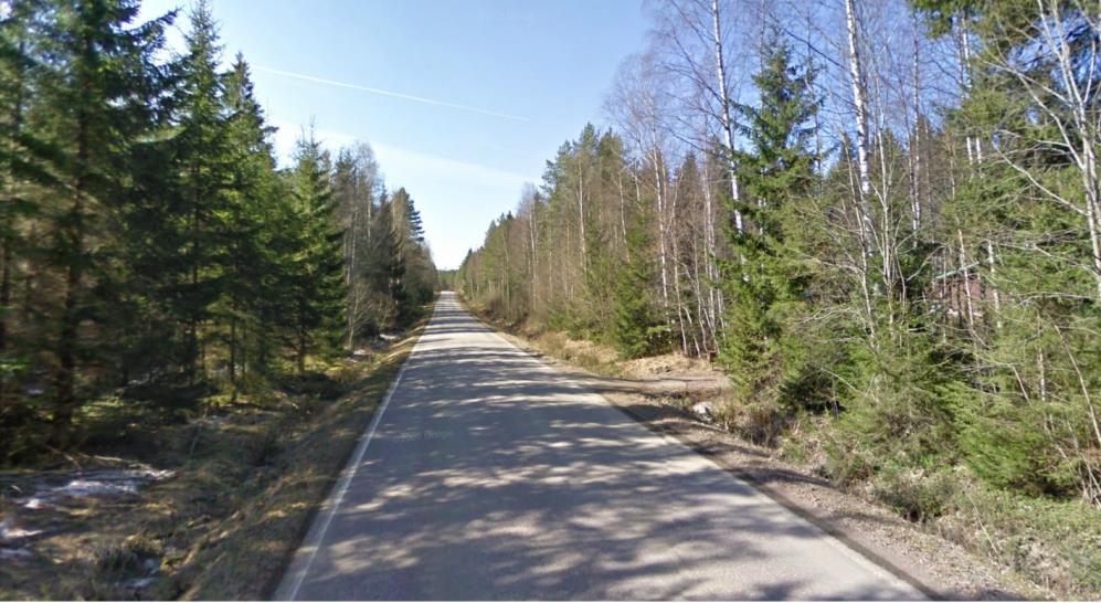 kesällä ei ole ongelma. Talvella lumitilaa on paikoitellen tarpeeksi, mutta osa tiestä tulee olemaan lumentulon jälkeen ahdas. (Paikkatietoikkuna 2012.) Kuva 10.
