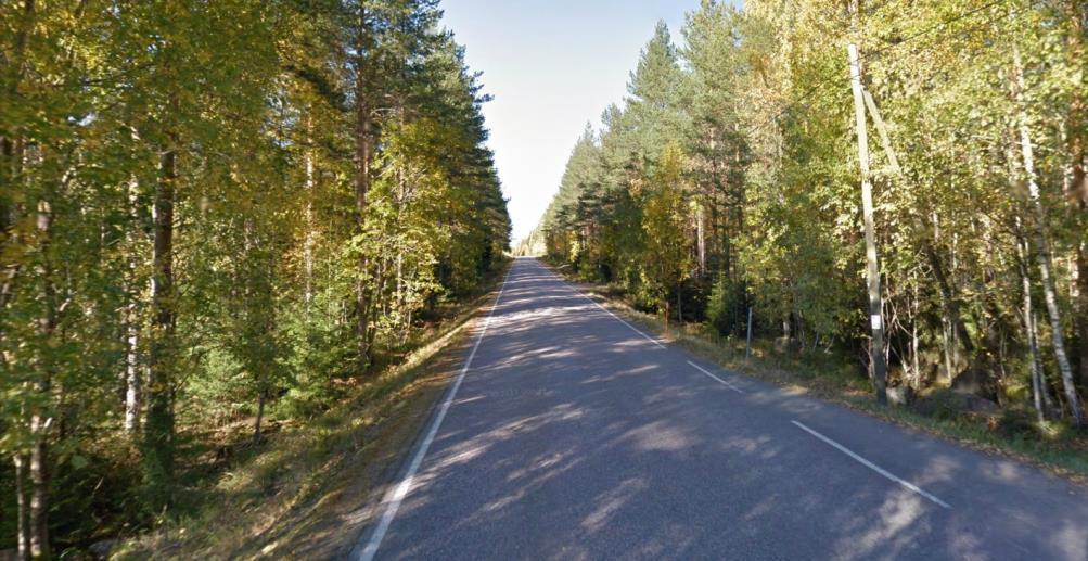 Rengontie jatkuu samanlaisena valaisemattomana tienä kunnes se vaihtuu Topenontieksi myöhemmin. (Paikkatietoikkuna 2012.) Kuva 21. Rengontie Topenon ulkopuolella 4.