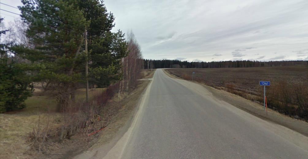 Ottaen huomioon, että tie on valaisematon ja nopeusrajoitukset ovat korkeat, mielestäni tiellä käveleminen tai pyöräileminen on vaarallista pienemmille oppilaille.