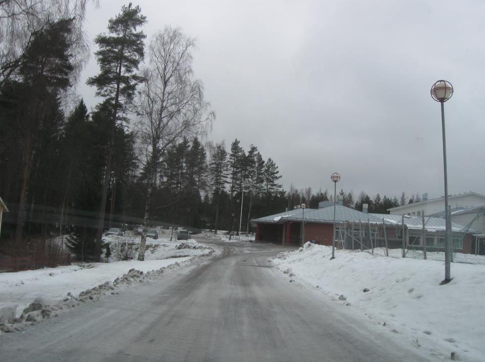Kuva 29. Launosten koulun pihatie 7.3.6 Länsi-Lopen koulu Länsi-Lopen koulun saattoliikenteeseen on vaikeaa keksiä mitään parannettavaa.