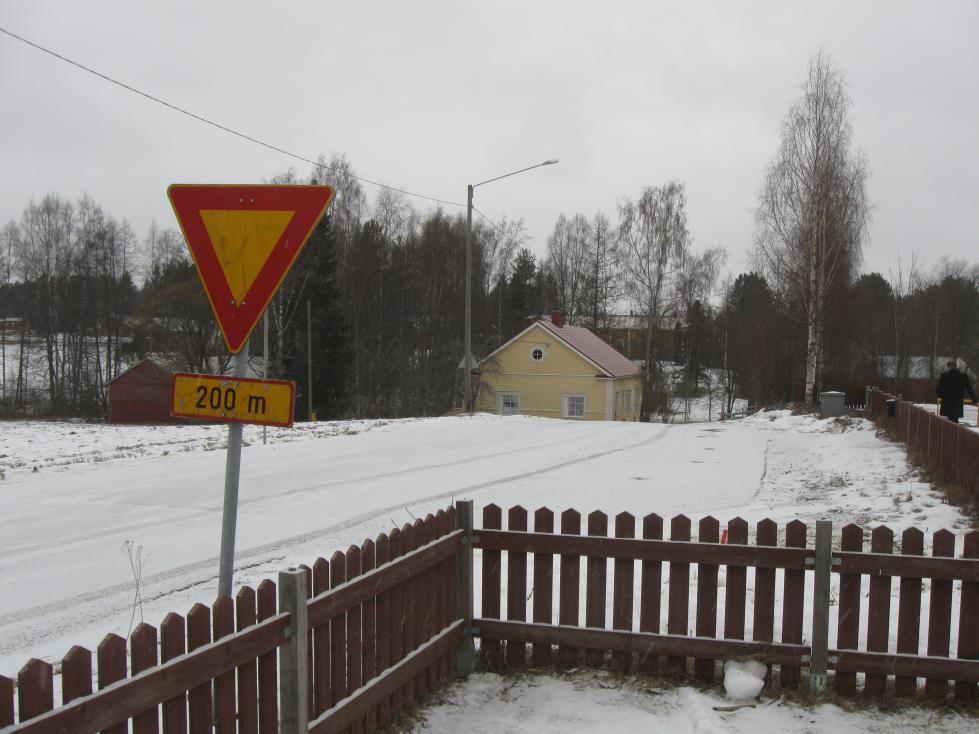 Topenontiellä olevaan levennykseen merkitään pysäköintikielto sekä lisäkilvellä sallitaan saattoliikenteen pysähtyminen alueelle maksimissaan kymmenen