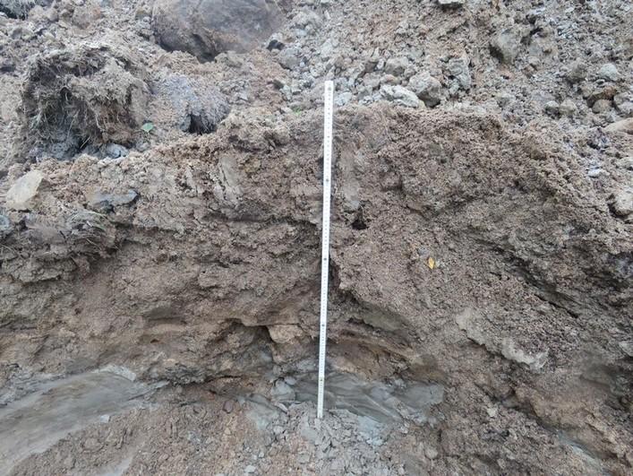Yksikön 2 länsipäässä oli pinnassa noin 1 m leveä oja, joka kapeni alaspäin, se oli täynnä isoja 30-60 cm:n kokoisia luonnonkiviä, soraa ja hiekka. Kaivusyvyys oli yli 70 cm.