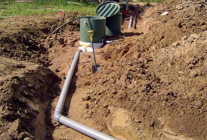 5. Panospuhdistamon purkuputki kaivetaan ja asennetaan jätevesisuunnitelman mukaisesti avo-ojaan tai kivipesään (kuva 11).
