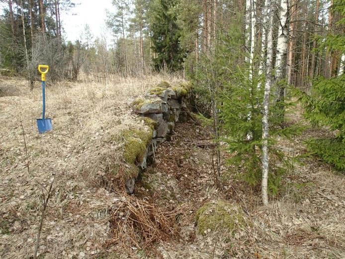 11 Ladon perustaa, ja oikealla sen luoteispuolella olevaa raivauskivikkoa kalliolla.