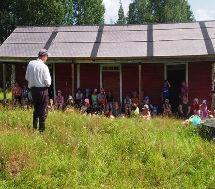 Oppaiden asiantuntevissa käsissä kuunneltiin tietoa Saimaan saarten entisistä asutuista tiloista ja perinnemaisemien ylläpidon tärkeydestä.
