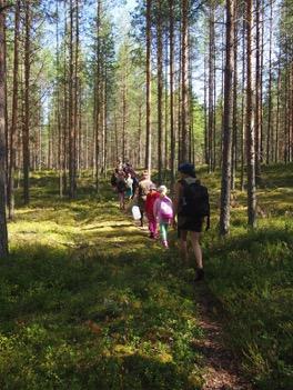 5 Tämä ajatus heräsi siitä, kun sattumalta juuri sunnuntai-iltana leirimme alettua Pihlajavedellä, noin 6 km leiripaikaltamme, tapahtui onnettomuus: Erään huviveneen moottori syttyi palamaan.