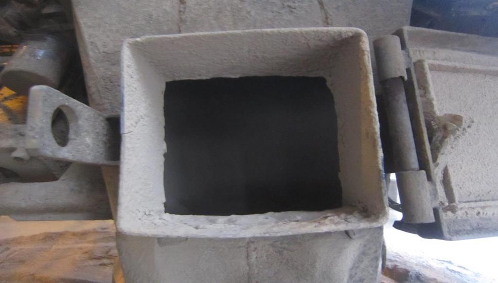 Kuva 14 Näytteenottoluukku ventilaatiosuodattimen pölylle. Ventilaatiopölyn massavirran selvittämiseksi käytimme ventilaatiosuodattimen pölysiilon omaa vaakaa, joten alkuvalmisteluja ei tarvittu.