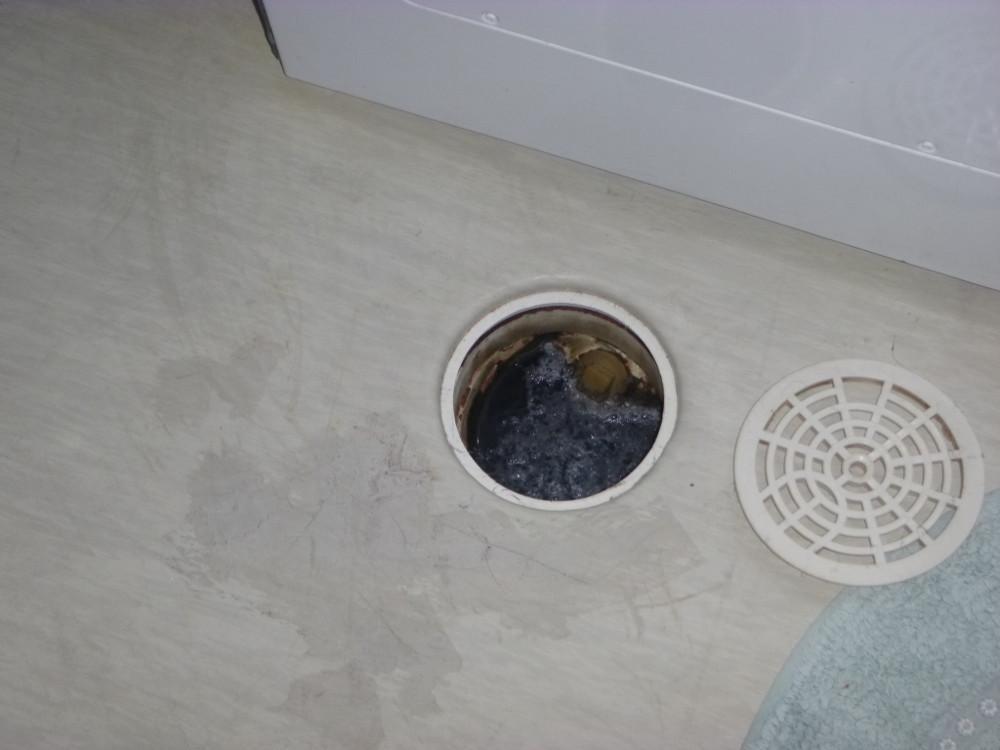 53 Asunt 24: Märkätilat: Lattia: Lattiakaivn ympärillä ja riskevesialueella n ksteutta. Matta n paikattu. Seinät: Uudemmat laatat. "Kp"-laattja riskevesialueella.