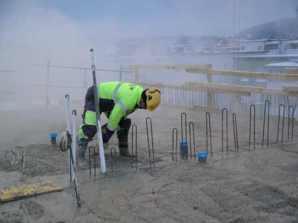 Vaakarakenteita ei myöskään saa kuormittaa liian aikaisin. (Ratu 23-0275 Betonointi 2004, 5.) Vaakarakenteiden osalta betonointi vaatii suurempaa työkapasiteettia.