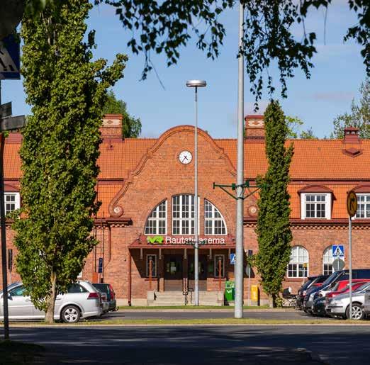 Kulttuurikaupunki Vanajaveden rannalla Hämeenlinna ijaitee Helingin ja Tampereen puoliväliä liikenteellieti oivalliella paikalla pääradan