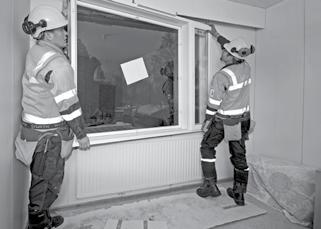 2 Ikkuna saattaa asentamisen jälkeen näyttää sisäpuolelta hyvältä, mutta ulkopuolella onkin epäsymmetriset peltilistat, joka ei ole katsojan silmiin hyvän näköinen. 4.
