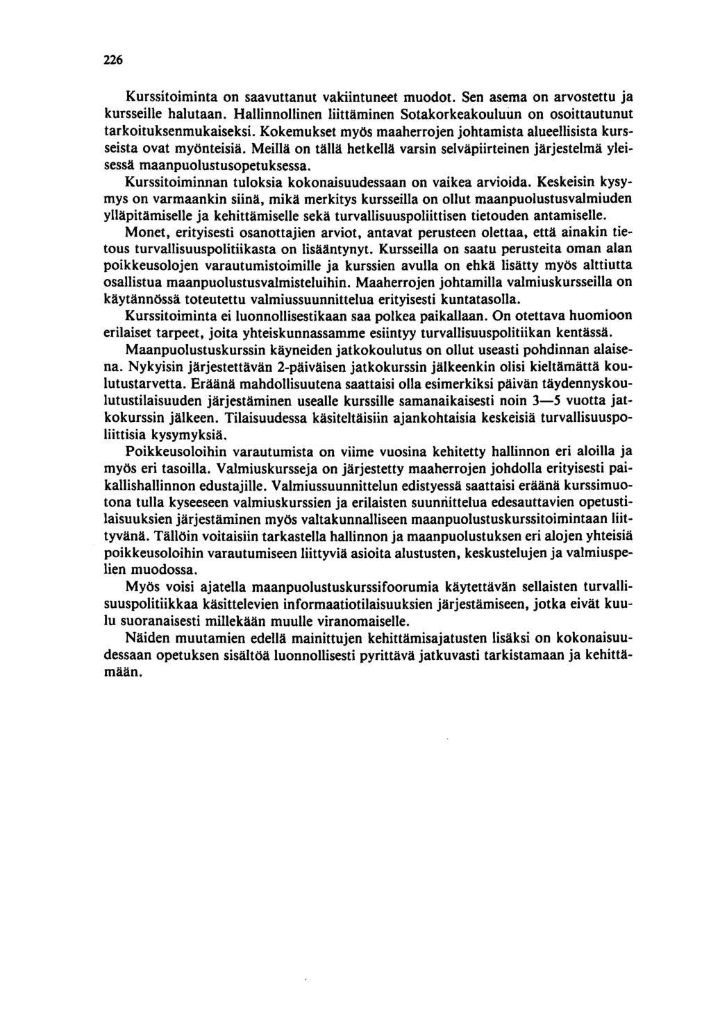 226 Kurssitoiminta on saavuttanut vakiintuneet muodot. Sen asema on arvostettu ja kursseille halutaan. Hallinnollinen liittäminen Sotakorkeakouluun on osoittautunut tarkoituksenmukaiseksi.