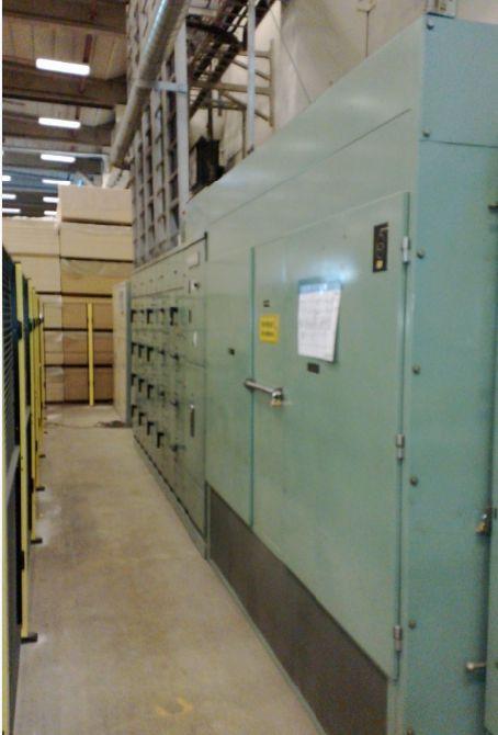 21 Kuva 6. Vanha pääkeskus PK5 Koska halli oli jaettu osiin, oli Älvsbytalolle asennettu oma 20 kv:n muuntaja ja erotinasema. Erotinasema toimi uutena sähköpääkeskuksena.