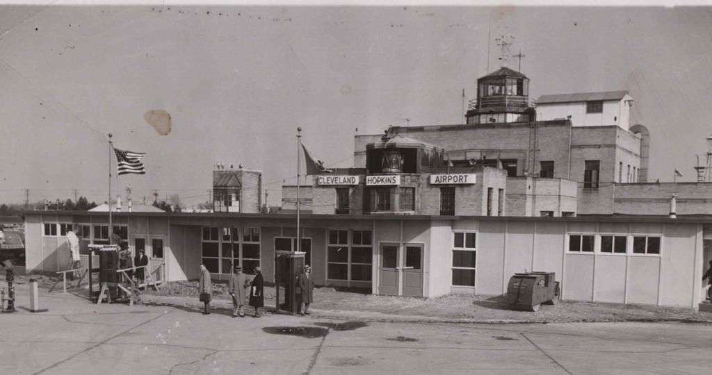 1 1 Johdanto 1.1 Työn tausta Ensimmäisenä lennonjohtotornina pidetään vuonna 1930 Clevelandissa Yhdysvalloissa käyttöönotettua rakennelmaa (kuva 1).
