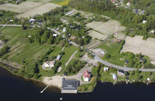 6. KUORMITUKSEN LÄHTEET JA MERKITYKSEN ARVIOINTI Kuva 2. Vanha ilmakuva Carpellan uimarannasta lähiympäristöineen. Kuvassa paviljongin molemmin puolin näkyvät rakennukset on sittemmin purettu. 6.