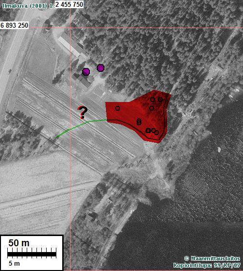 oli inventointihetkellä nurmella, eikä sieltä saatu pintahavaintoja. Yksi sinne tehty koekuoppa ei tuottanut havaintoja esihistoriasta. Pellon alaosa kauempana metsänreunasta on muinaista vesijättöä.