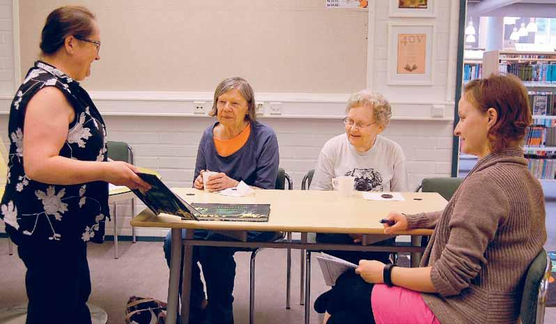 Palvelujen parissa Kaikenikäisten keskeinen kohtaamispaikka Valokuvaharrastaja Eeva Tammikivi esittelee kirjaansa ikäihmisten hyvinvointiasemalle saapuneille Pirkko Yrjölälle ja Helena Tuurille sekä