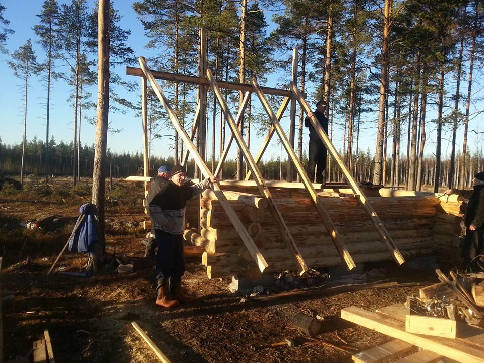 TALKOOT LAAVUN TEKOA SAURALAKSONMÄESSÄ 4.11.2015 MUKANA 10 MIESTÄ Jälkeä syntyy!! Klo 10.00 Aurinko paistoi, ilma raikas, käpytikka hakkaa keloa, nokipannukahvit maistuivat Klo 13.