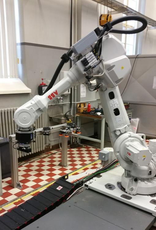 7 Kuva 7. ABB IRB 4600 -teollisuusrobotti. Robotti on asennettu kiskolle, minkä ansiosta sillä on suurempi tartunta-alue kuin paikallaan olevilla roboteilla.