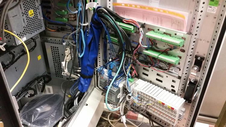11 Kuva 11. ABB IRB -robotin suojakaapin sisältö. Oikealla alhaalla robotin signaaliterminaalit.
