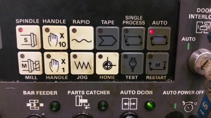 Laita AUTO-mode päälle (SINGLE PROCESS -napin oikealla puolella): 7. Mazak on käyttövalmis.