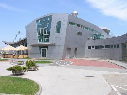 Železničná doprava a logistika 3/2006 17 Nový terminál na Letisku Košice Letisko Košice sa začalo stavať v priestoroch za mestskou časťou Barca v roku 1950.