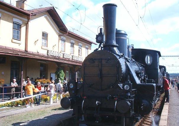 Železničná doprava a logistika 3/2006 87 PARA SA OPÄŤ UKÁZALA V PLNEJ KRÁSE Eva Nedeliaková Ivan Nedeliak Od roku 1998 sa na jeseň uskutočňujú vo Zvolene preteky parných rušňov GRAND PRIX Slovensko.
