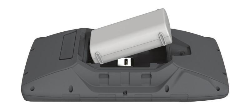 Akun lataaminen HUOMAUTUS Voit estää korroosiota kuivaamalla USB-portin ja suojuksen ja niitä ympäröivän alueen ennen laitteen lataamista tai liittämistä tietokoneeseen.